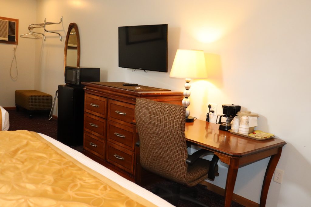 Deluxe room desk