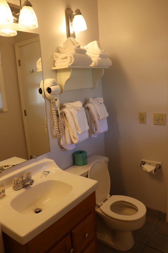 Deluxe room bathroom